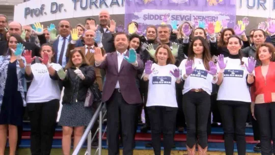 Maltepe'de kadınlar, kadına şiddete karşı el izlerini bıraktı