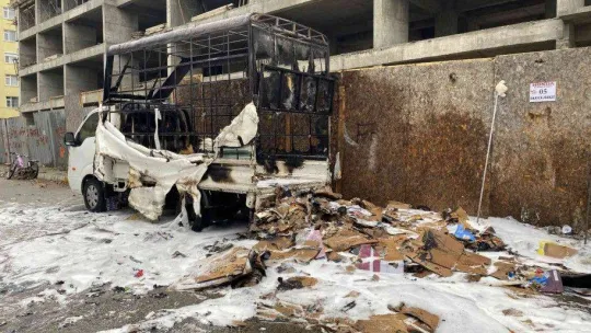 Maltepe'de kağıt yüklü kamyonet alev alev yandı