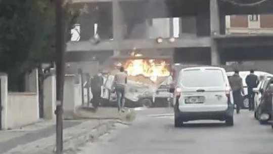 Maltepe'de kağıt yüklü kamyonet alev alev yandı