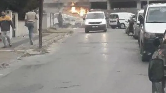 Maltepe'de kağıt yüklü kamyonet alev alev yandı