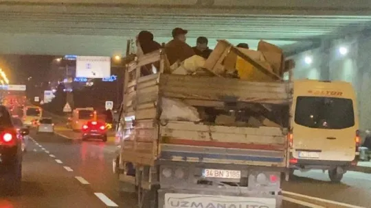 Maltepe'de kamyonet kasasında tehlikeli yolculuk: Sohbet eşliğinde sigara içtiler