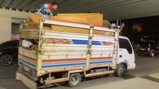 Maltepe'de kamyonet kasasında tehlikeli yolculuk: Sohbet eşliğinde sigara içtiler