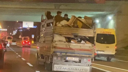 Maltepe'de kamyonet kasasında tehlikeli yolculuk: Sohbet eşliğinde sigara içtiler