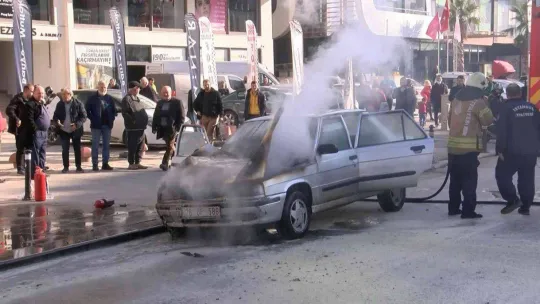 Maltepe'de kaputu açılmayan otomobil alevlere teslim oldu
