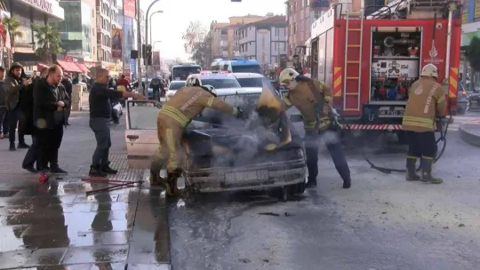 Maltepe'de kaputu açılmayan otomobil alevlere teslim oldu