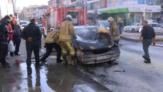 Maltepe'de kaputu açılmayan otomobil alevlere teslim oldu