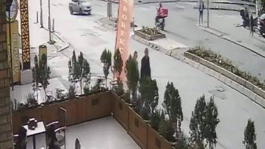 Maltepe'de kırmızı ışıkta geçti, motokuryeye çarpıp kaçtı