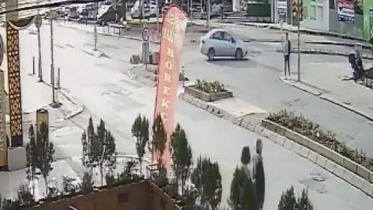 Maltepe'de kırmızı ışıkta geçti, motokuryeye çarpıp kaçtı