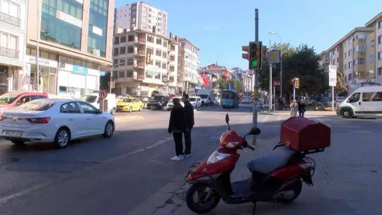 Maltepe'de kırmızı ışıkta geçti, motokuryeye çarpıp kaçtı