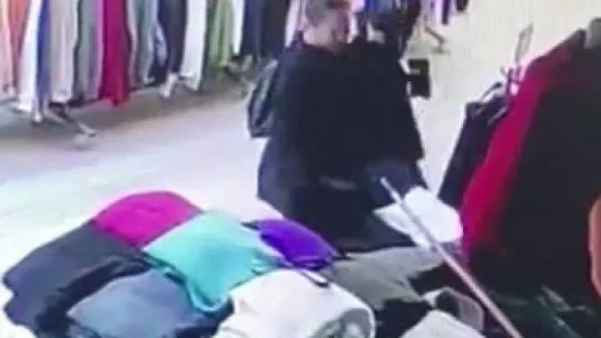 Maltepe'de mağazadan mont hırsızlığı kamerada