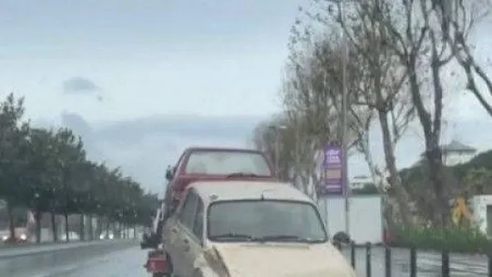 Maltepe'de oto çekiciden tehlikeli taşımacılık kamerada