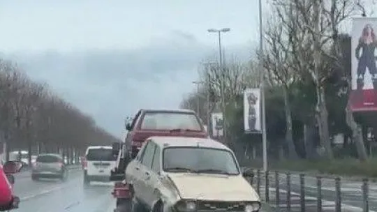 Maltepe'de oto çekiciden tehlikeli taşımacılık kamerada