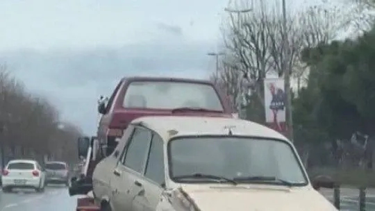 Maltepe'de oto çekiciden tehlikeli taşımacılık kamerada