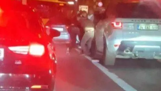Maltepe'de sürücülerin yol ortasındaki yumruklu kavgası kamerada