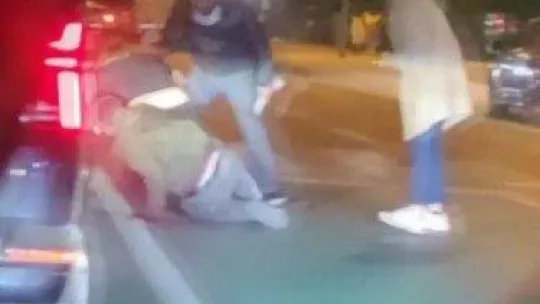 Maltepe'de sürücülerin yol ortasındaki yumruklu kavgası kamerada