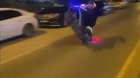 Maltepe'de tek teker üstünde çakarlı yolculuk kamerada