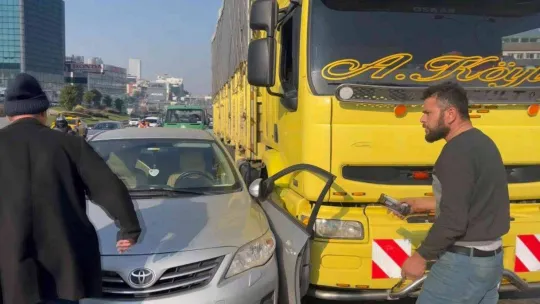 Maltepe'de trajikomik kaza: Önce aracın üzerine çıktı sonra kavga etti