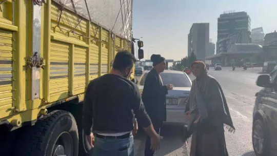 Maltepe'de trajikomik kaza: Önce aracın üzerine çıktı sonra kavga etti