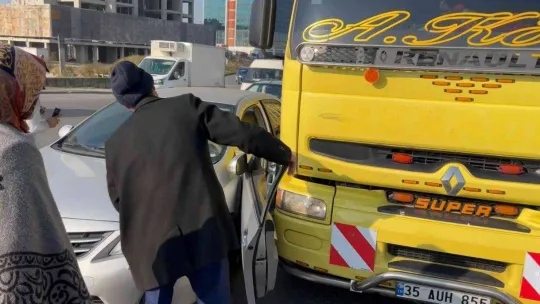 Maltepe'de trajikomik kaza: Önce aracın üzerine çıktı sonra kavga etti