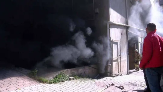 Maltepe'de yanan iş yerini gözyaşlarıyla izledi