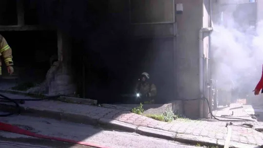 Maltepe'de yanan iş yerini gözyaşlarıyla izledi