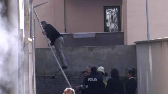 Maltepe'de yanan iş yerini gözyaşlarıyla izledi