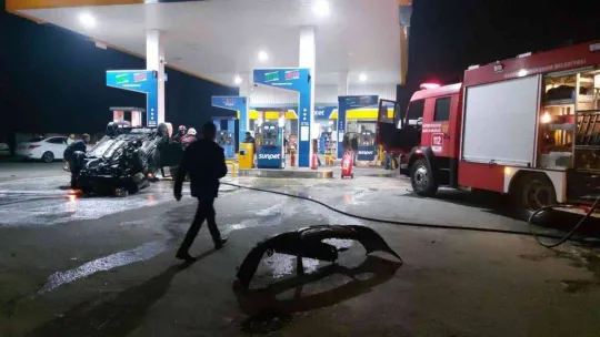 Manevra yapan otomobile çarpınca akaryakıt istasyonuna daldı, alev aldı