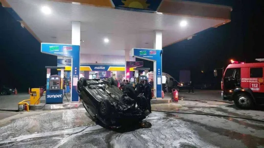 Manevra yapan otomobile çarpınca akaryakıt istasyonuna daldı, alev aldı