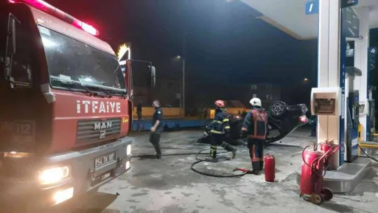 Manevra yapan otomobile çarpınca akaryakıt istasyonuna daldı, alev aldı