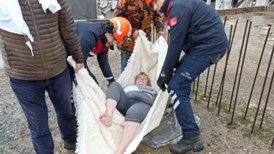 Mardin Büyükşehir Belediyesi ekipleri 2 kişiyi enkaz altından çıkardı