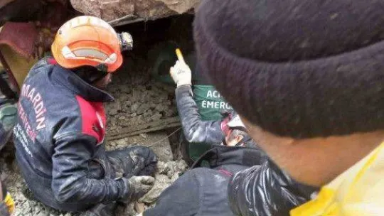 Mardin Büyükşehir Belediyesi ekipleri 2 kişiyi enkaz altından çıkardı