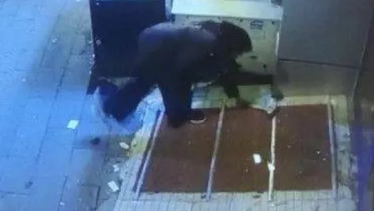 Marketin camlarını çekiç fırlatıp kırdı