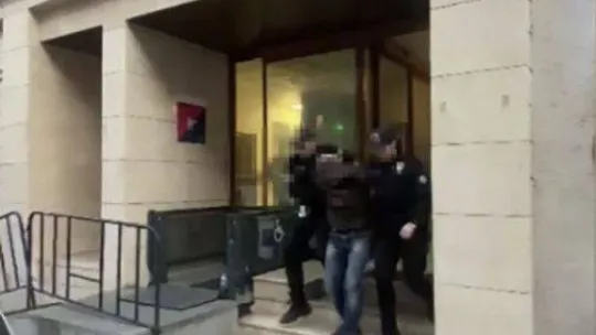 Marketin camlarını çekiç fırlatıp kırdı