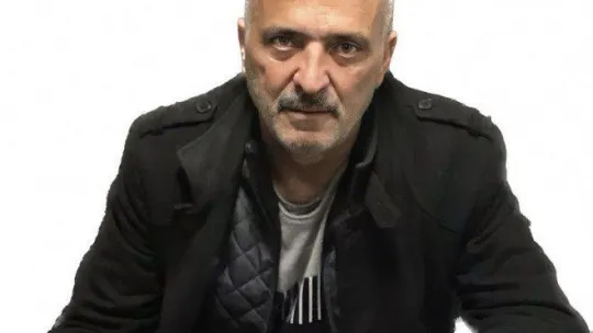 Marketin camlarını çekiç fırlatıp kırdı