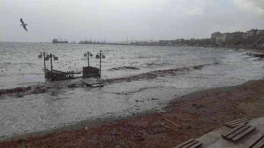 Marmara'da lodos şiddetini artırdı