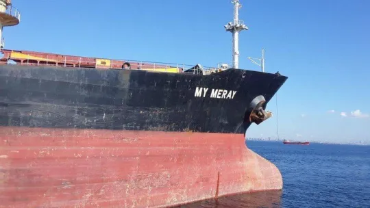 Marmara Denizinde makinesi arıza yapan gemiye ekipler müdahale ediyor