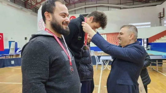 Masa Tenisi Turnuvasında dereceye girenler ödüllendirildi