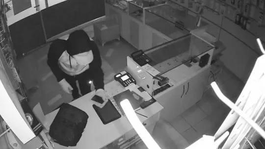 Maskeli ve eldivenli cep telefonu hrsızlığı