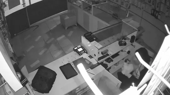 Maskeli ve eldivenli cep telefonu hrsızlığı