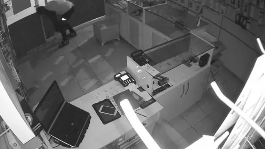 Maskeli ve eldivenli cep telefonu hrsızlığı