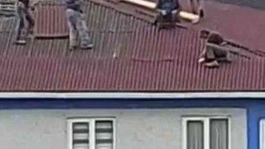 Mecidiyeköy'de çatıda yürekleri ağza getiren çalışma kamerada