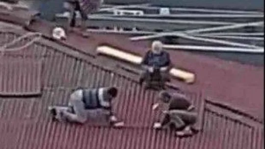 Mecidiyeköy'de çatıda yürekleri ağza getiren çalışma kamerada