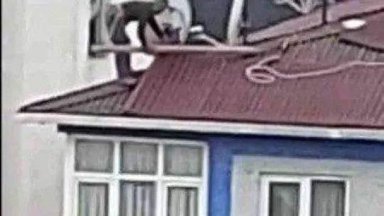 Mecidiyeköy'de çatıda yürekleri ağza getiren çalışma kamerada