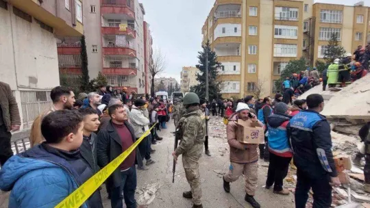 Mehmetçik deprem bölgesinde asayişi sağlama görevi de gerçekleştiriyor