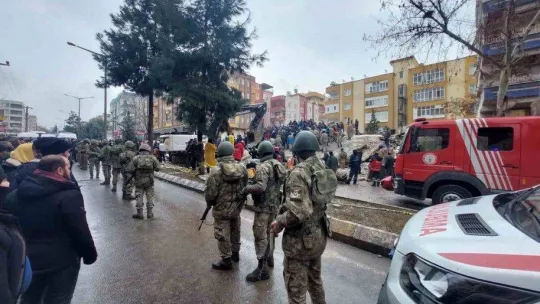 Mehmetçik deprem bölgesinde asayişi sağlama görevi de gerçekleştiriyor