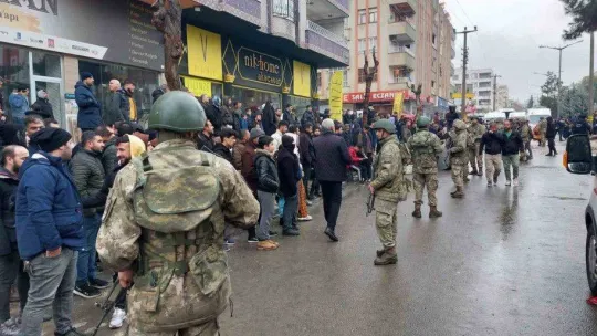 Mehmetçik deprem bölgesinde asayişi sağlama görevi de gerçekleştiriyor