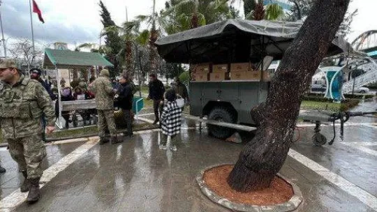 Mehmetçik'ten Malatya'da depremzedelere sıcak yemek desteği