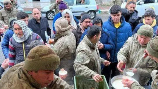 Mehmetçik'ten Malatya'da depremzedelere sıcak yemek desteği