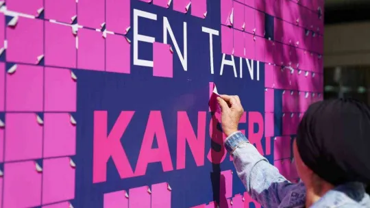 Meme kanserine farkındalık için sanat ve sağlık buluştu