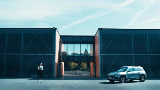 Mercedes-Benz, yeni elektrikli kompakt SUV modelini tanıttı